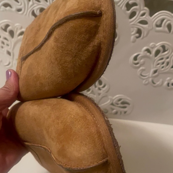Ugg’s gorgeous means slippers with fur inside in very good condition and clean. - Picture 6 of 12